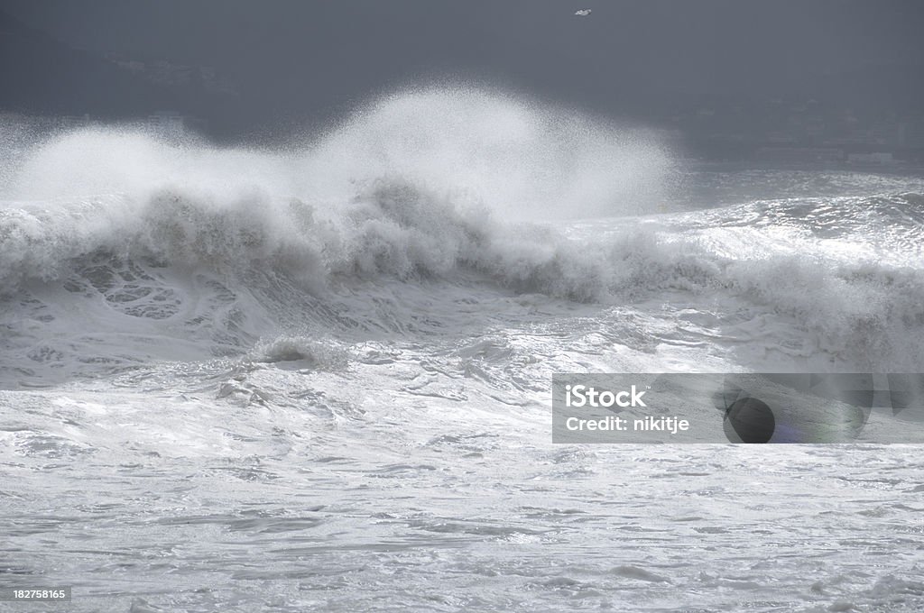 Orageux la mer Méditerranée - Photo de Planche de windsurf mistral libre de droits
