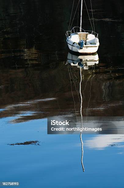 Singolo Yacht - Fotografie stock e altre immagini di Acqua - Acqua, Albero maestro, Andare in barca a vela