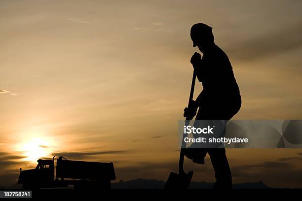 Excavar Foto de stock y más banco de imágenes de Pala - Parte de un vehículo - Pala - Parte de un vehículo, Tierra, Adulto