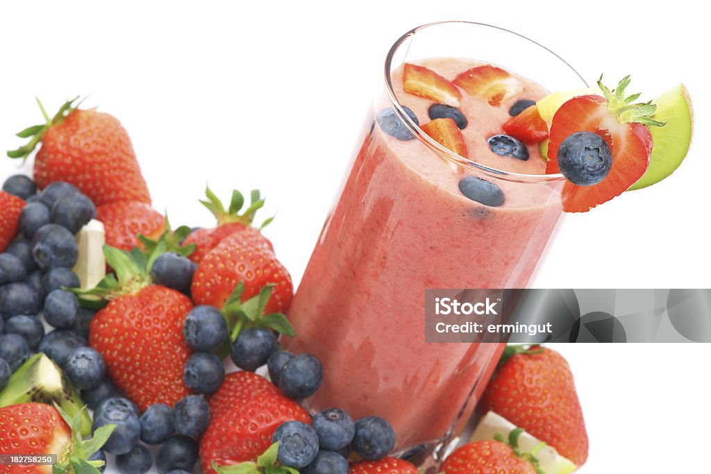 Refrescante batido de fresa con frutas frescas en primer plano - Foto de stock de Alimento libre de derechos