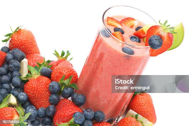 Foto de Refrescante Smoothie De Morango Detalhe Com Frutas Frescas e mais fotos de stock de Alimentação Saudável