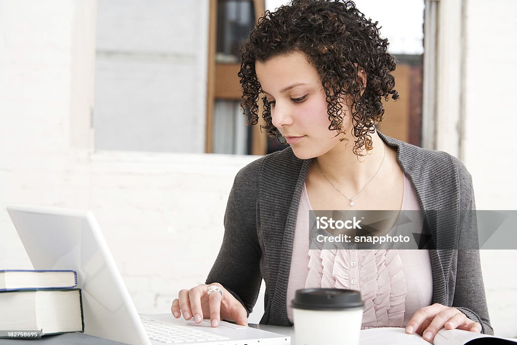 Frau bei der Arbeit mit Laptop in zu Hause oder im Büro - Lizenzfrei 25-29 Jahre Stock-Foto