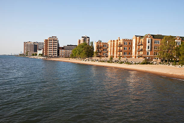 アパートメント-レイクショアは、ミシガン湖、シカゴでロジャーズ公園 - waterfront clear sky residential structure standing water ストックフォトと画像