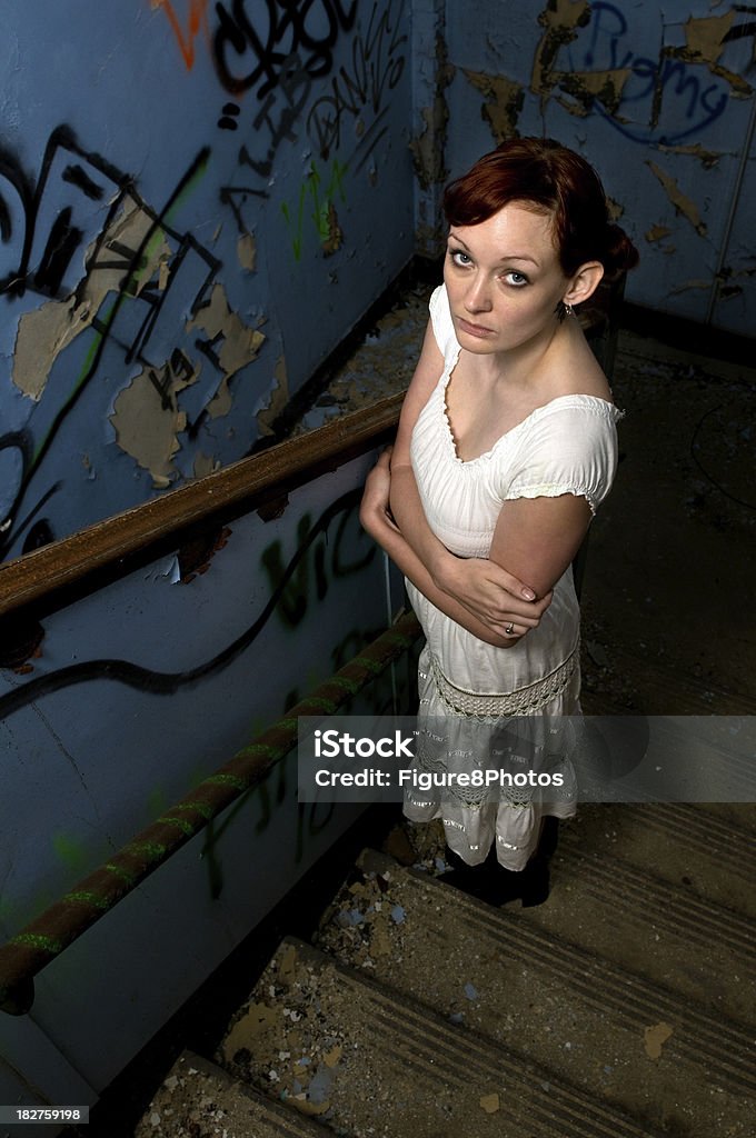 Девочка, стоя на лестнице - Стоковые фото Белый роялти-фри