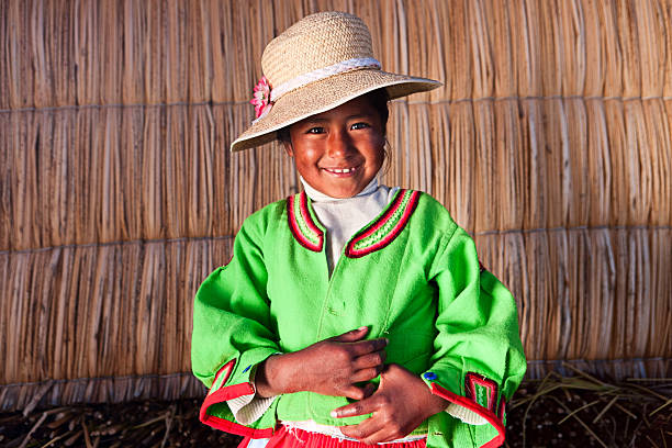 menina na uros ilha flutuante - indian culture child little girls indigenous culture - fotografias e filmes do acervo