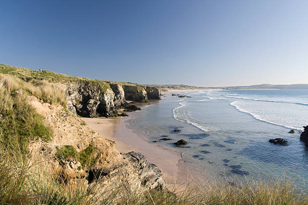 hermoso día gwithian beach en la costa norte de cornwall - st ives fotografías e imágenes de stock