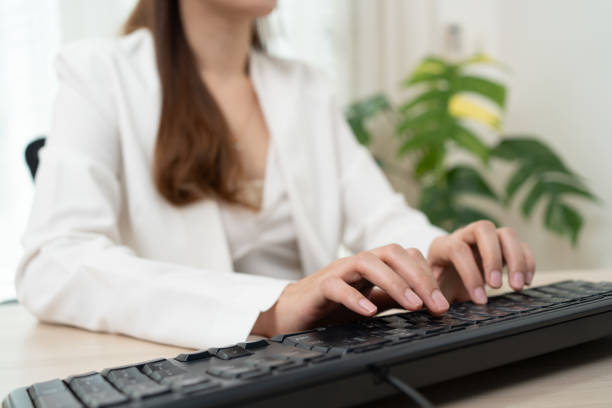 接写、コーディングにコンピュータのキーボードで入力する女性の手、オフィスでの電子メール。 - connection e mail typing human hand ストックフォトと画像