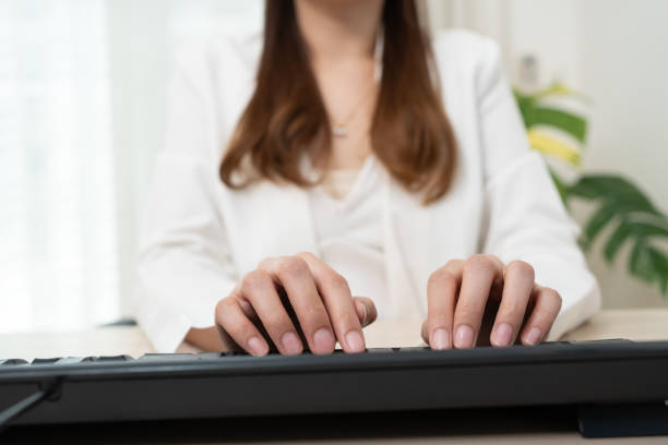 接写、コーディングにコンピュータのキーボードで入力する女性の手、オフィスでの電子メール。 - connection e mail typing human hand ストックフォトと画像