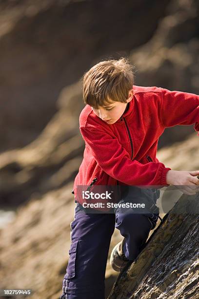 Foto de Garoto Escalando Cuidadosamente De Rocks e mais fotos de stock de Criança - Criança, Velo, 10-11 Anos