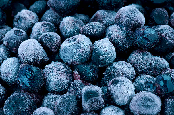 zamrożone borówki amerykańskie - blue blueberry cold food descriptive color zdjęcia i obrazy z banku zdjęć