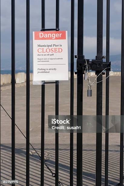 Pier Está Cerrado Foto de stock y más banco de imágenes de Accidentes y desastres - Accidentes y desastres, Cerradura, Contaminación ambiental