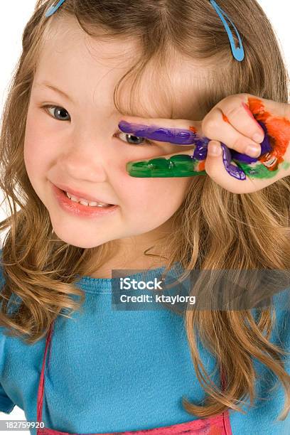 Foto de Espreitando Através Pintado À Mão e mais fotos de stock de Menina - Menina, Primeiro plano, Sinal de Paz