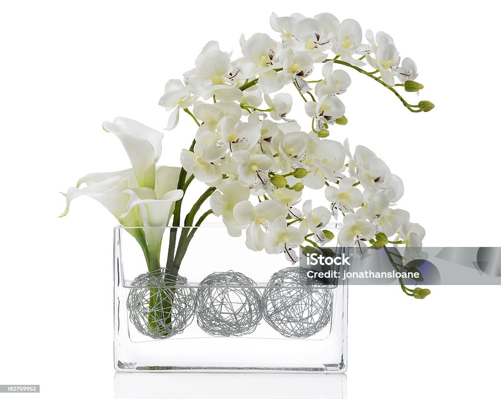 Foto de Orquídea Branca E Lírio Calla Buquê Em Fundo Branco e mais fotos de  stock de Branco - iStock