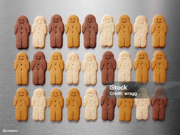 Gingerbread Mężczyzn W Trzech Wierszy - zdjęcia stockowe i więcej obrazów Grupa przedmiotów - Grupa przedmiotów, Piernikowy ludzik, Bez ludzi