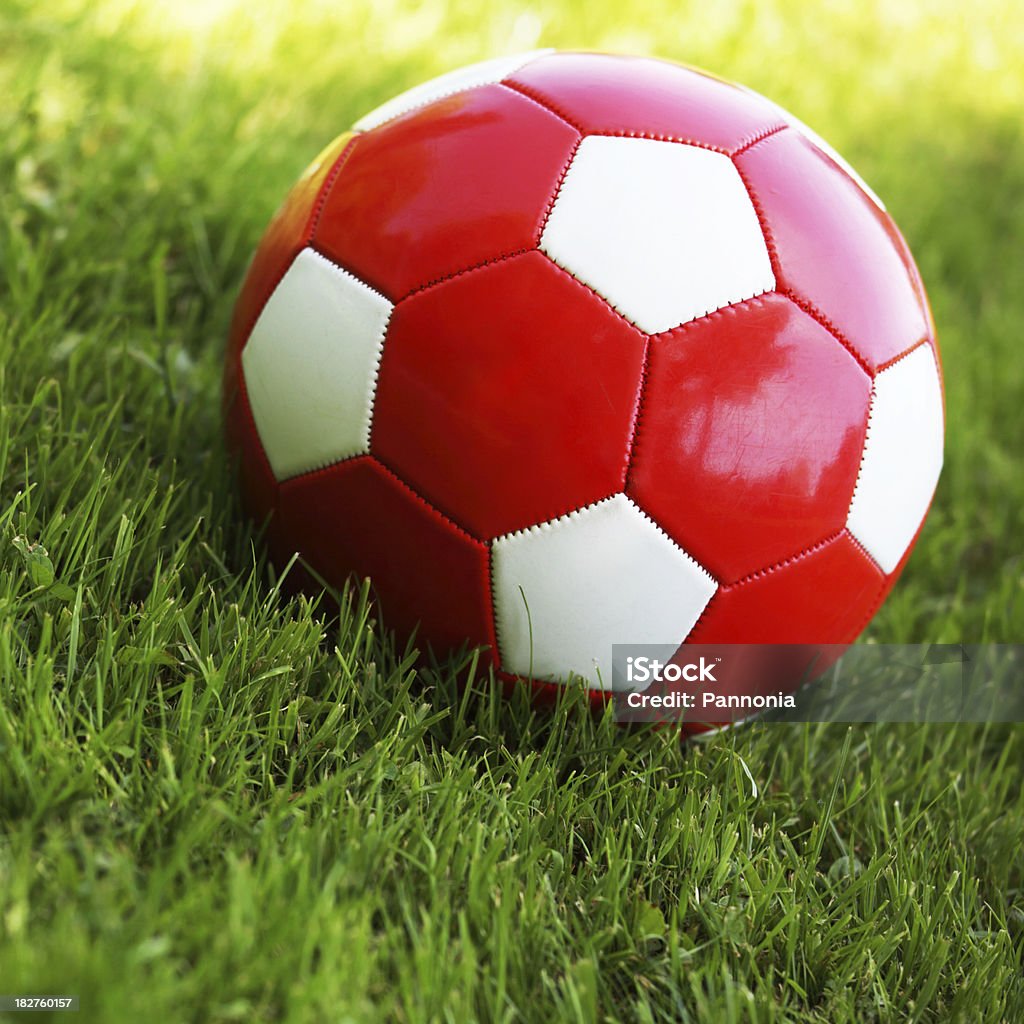 Rote Fußball ball auf Gras - Lizenzfrei Ausrüstung und Geräte Stock-Foto