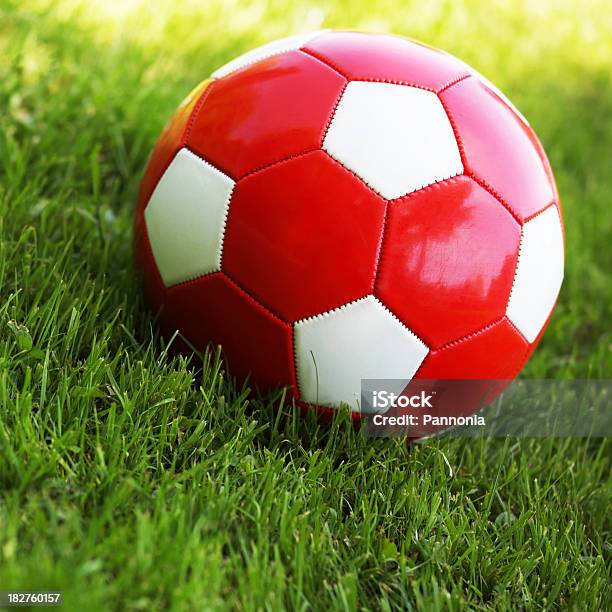 Rote Fußball Ball Auf Gras Stockfoto und mehr Bilder von Ausrüstung und Geräte - Ausrüstung und Geräte, Bildschärfe, Ebene