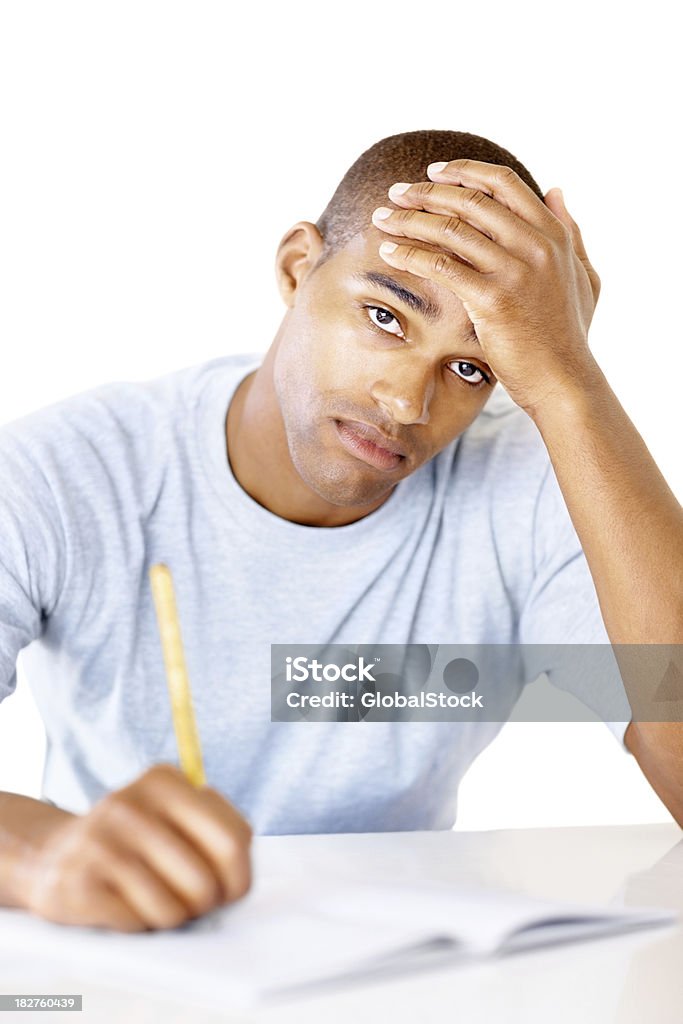 Young tensos college guy escribir notas en blanco - Foto de stock de 20 a 29 años libre de derechos