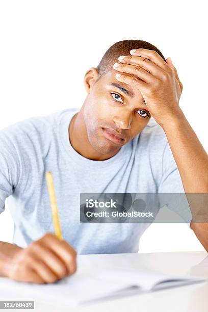 Young Tensos College Guy Escribir Notas En Blanco Foto de stock y más banco de imágenes de 20 a 29 años - 20 a 29 años, 25-29 años, Aburrimiento