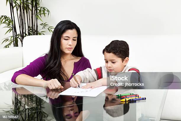 Foto de Mãe E Filho Em Casa e mais fotos de stock de 25-30 Anos - 25-30 Anos, 30-34 Anos, Adulto