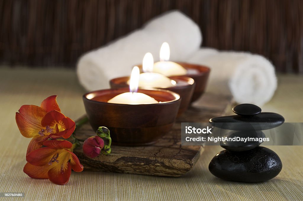 Velas, cálculos y las flores de masajes en el Spa Zen - Foto de stock de Naranja - Color libre de derechos