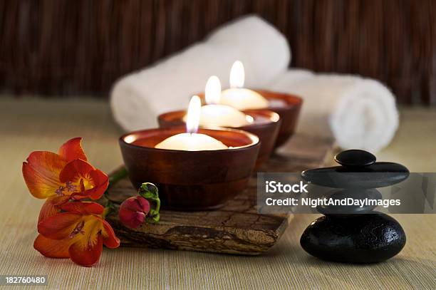 Foto de Velas Flores E Massagem Zen Pedras No Spa e mais fotos de stock de Laranja - Descrição de Cor - Laranja - Descrição de Cor, Pedra - Rocha, Vela - Equipamento de Iluminação