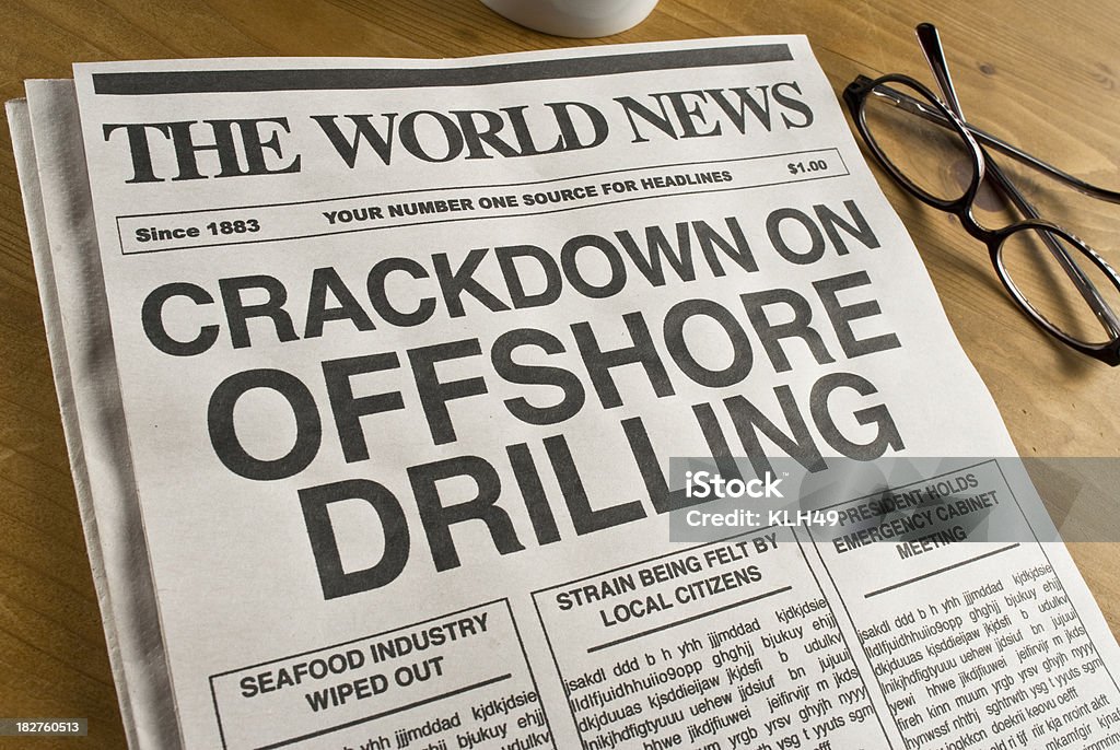 The World News headline o offshore wiercenia - Zbiór zdjęć royalty-free (Biznes)