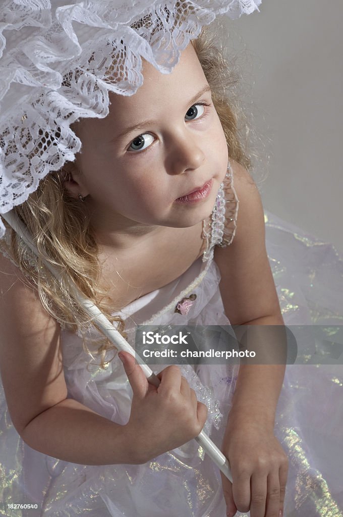 Kleines Mädchen hält einen Sonnenschirm - Lizenzfrei Blondes Haar Stock-Foto