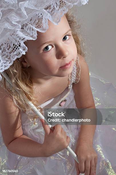 Kleines Mädchen Hält Einen Sonnenschirm Stockfoto und mehr Bilder von Blondes Haar - Blondes Haar, Ein Mädchen allein, Eine Person
