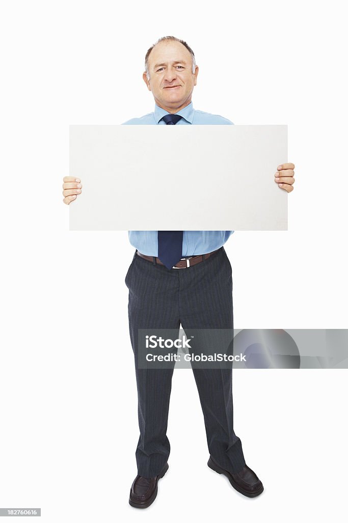 Confiant Homme d'affaires d'âge mûr tenant un panneau d'affichage vide - Photo de 50-54 ans libre de droits