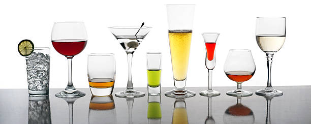 popular bar de bebidas, passadas - shot glass glass alcohol color image imagens e fotografias de stock