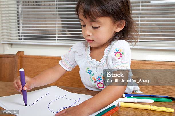 Kleines Mädchen Stockfoto und mehr Bilder von 2-3 Jahre - 2-3 Jahre, Braunes Haar, Ein Mädchen allein