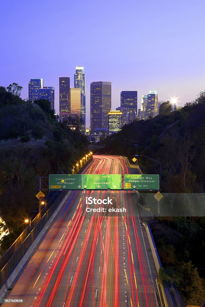 Fast moving traffc hacia el centro de LA ciudad de los - Foto de stock de Aire libre libre de derechos
