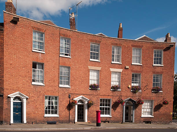 istock Crescent shaped Georgian sytle building in Tewkesbury 182760825