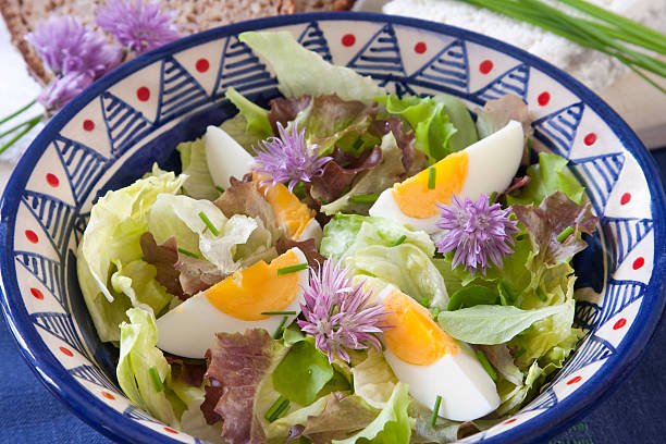 salada com flor de cebolinha - chive blossom imagens e fotografias de stock