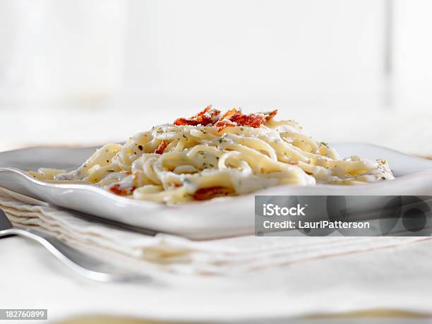 Linguini Carbonara Em Molho De Creme De Alho - Fotografias de stock e mais imagens de Alho - Alho, Alimentação Saudável, Bacon