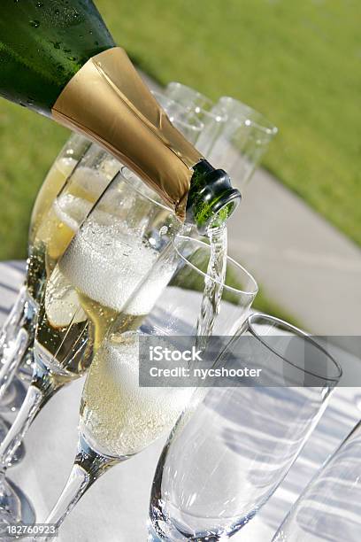 Brindis De Champán Foto de stock y más banco de imágenes de A la moda - A la moda, Aire libre, Alta Sociedad