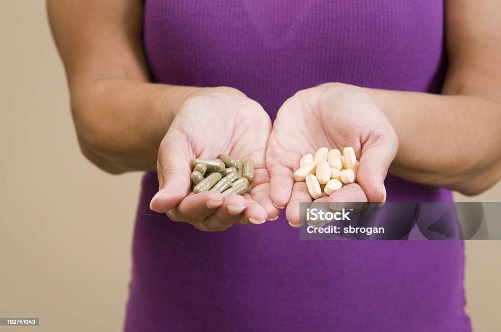 Las vitaminas o hierbas pastillas - Foto de stock de Asistencia sanitaria y medicina libre de derechos