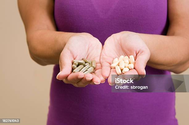 Las Vitaminas O Hierbas Pastillas Foto de stock y más banco de imágenes de Asistencia sanitaria y medicina - Asistencia sanitaria y medicina, Belleza, Bronceado