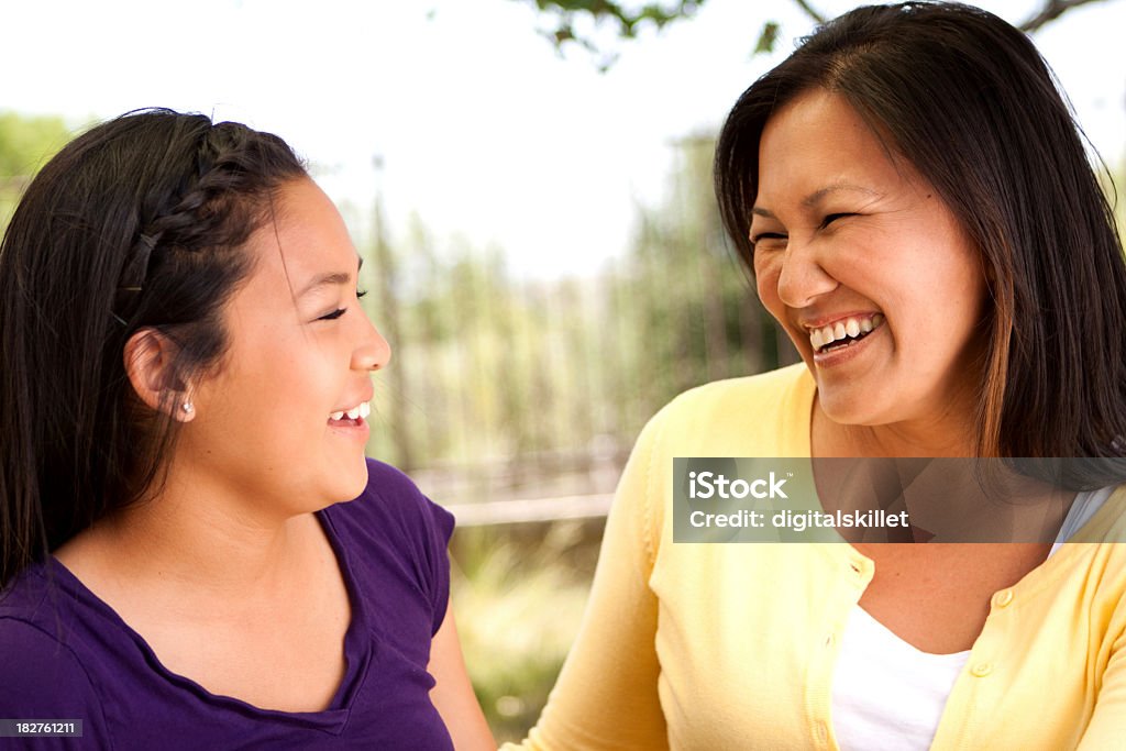 Madre e hija adolescente asiática - Foto de stock de Diálogo libre de derechos