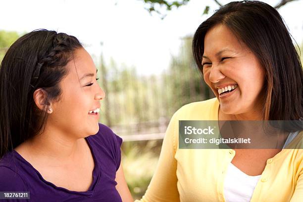 Madre E Hija Adolescente Asiática Foto de stock y más banco de imágenes de Diálogo - Diálogo, Adolescente, Hablar