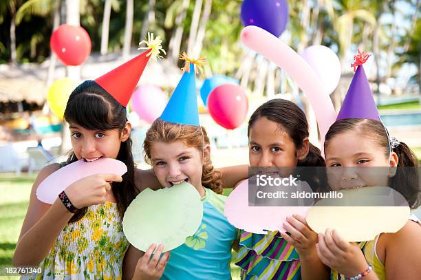 Alegre Criança Desfrutar A Festa De Aniversário - Fotografias de stock e mais imagens de Alegria - Alegria, Aluno da Escola Primária, Amizade