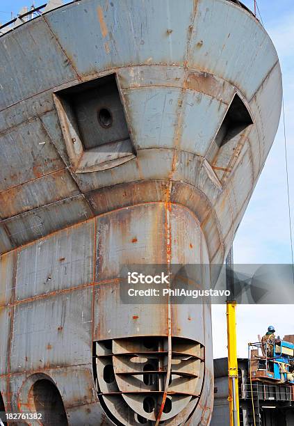 Photo libre de droit de Soudeur Être Soulevé À La Recherche De Vaisseau banque d'images et plus d'images libres de droit de Acier - Acier, Adulte, Camion-grue