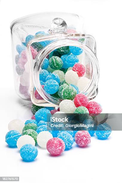 Dulces Azúcar Candy Bolas En Un Recipiente De Vidrio Foto de stock y más banco de imágenes de Alimento