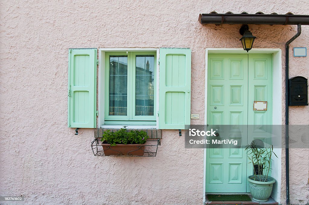Green fenêtre et porte sur blanc mur en Italie - Photo de Architecture libre de droits