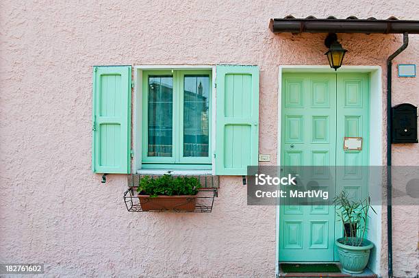 Green Okna I Drzwi Na Białe Ściany We Włoszech - zdjęcia stockowe i więcej obrazów Architektura - Architektura, Bez ludzi, Budowla mieszkaniowa