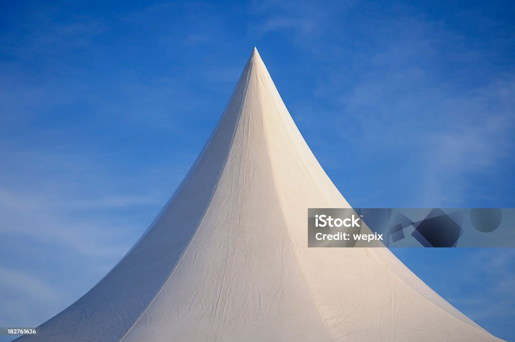 White steigendem Zelt gegen tiefblauen Himmel - Lizenzfrei Dreieck Stock-Foto