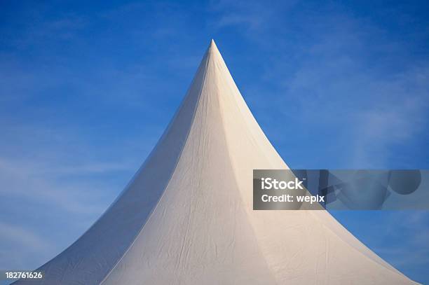 White Steigendem Zelt Gegen Tiefblauen Himmel Stockfoto und mehr Bilder von Dreieck - Dreieck, Festzelt, Hinauf bewegen