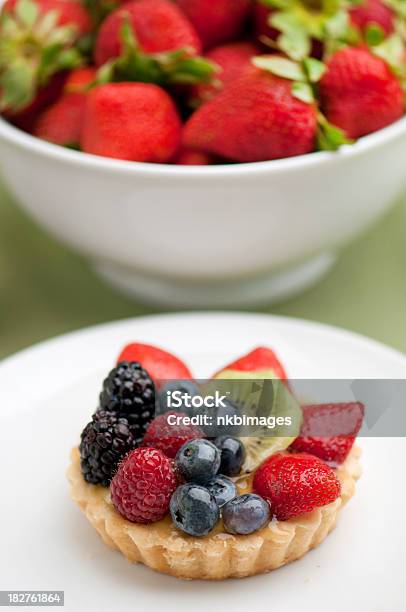 Foto de Torta De Frutas E Sobremesas Sobre Prato Branco Tigela De Morangos Frescos e mais fotos de stock de Alimentação Não-saudável