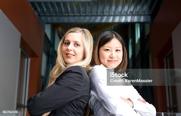 Equipa De Negócios - Fotografias de stock e mais imagens de De aparência caucasiana - De aparência caucasiana, Grupo multiétnico, Japonês