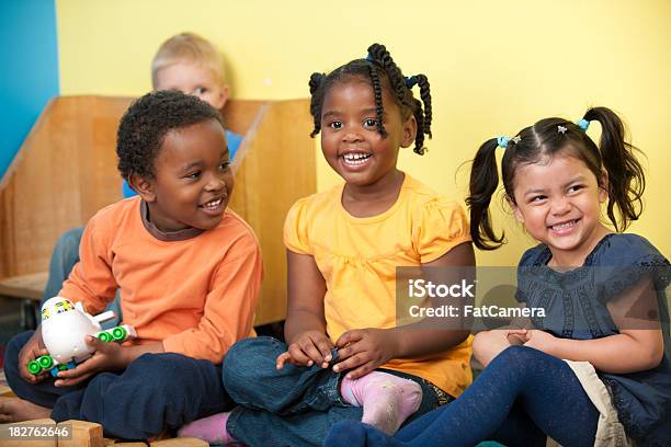 Kinder Dzieci - zdjęcia stockowe i więcej obrazów 2-3 lata - 2-3 lata, Afroamerykanin, Afrykanin